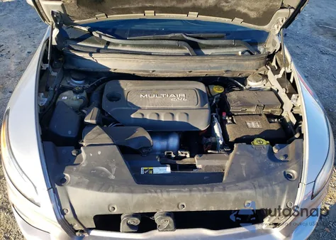 2015 Jeep Cherokee Latitude z USA, uszkodzony, nr VIN 1C4PJMCB1FW784694